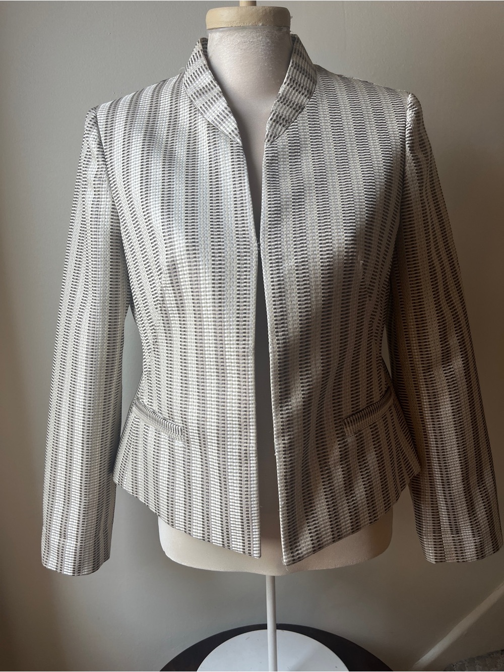 Jones New York Ivory and Gray Open-Front Textured Blazer